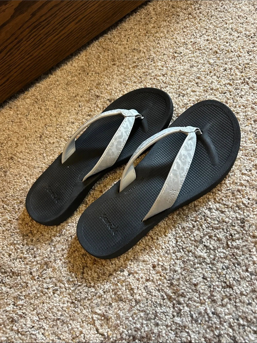 Sanuk Women’s Black Flip Flops with Light Gray Straps